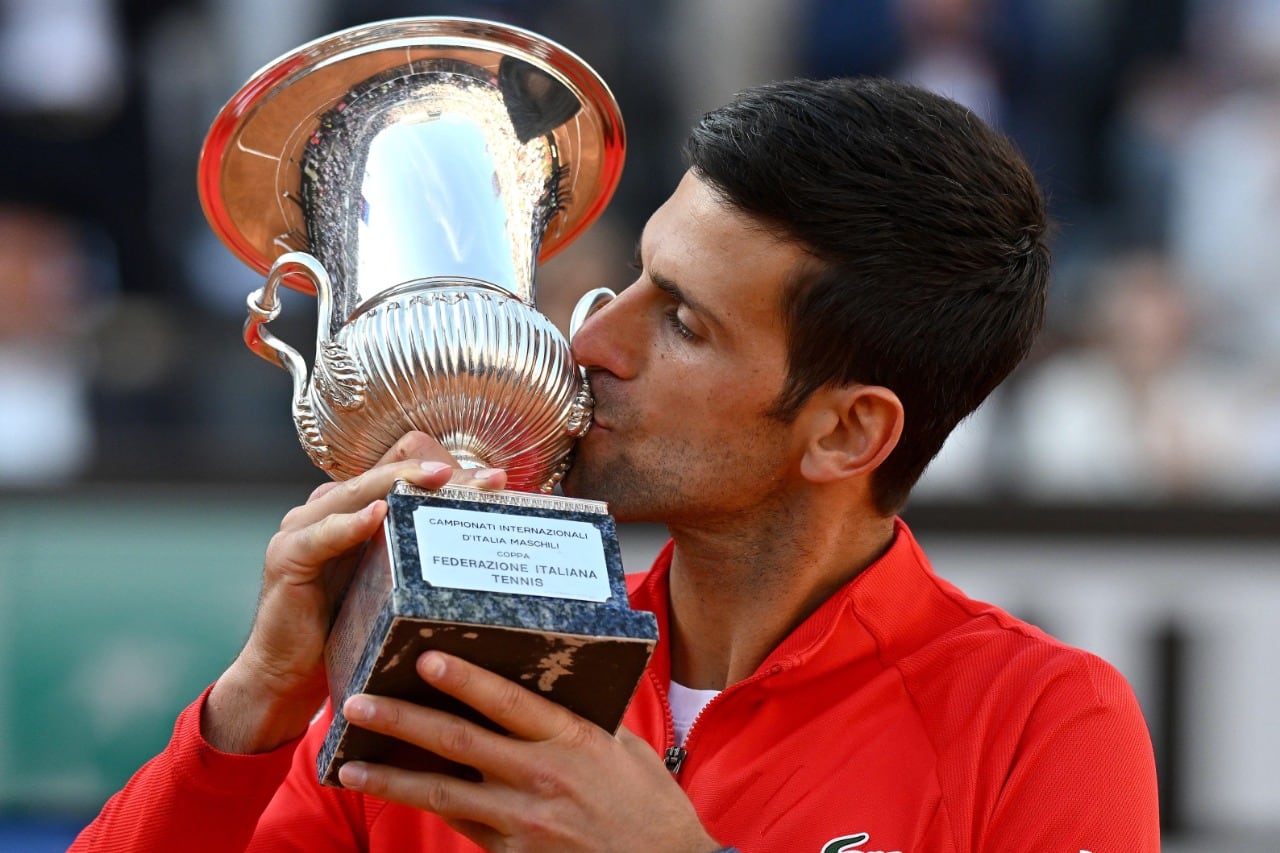 Nole besa el trofeo obtenido en Roma, su primer título de la temporada en curso