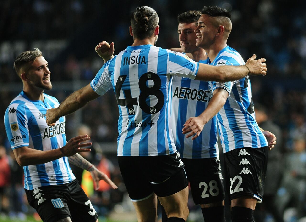 Todos los saludos para Chancalay, que abrió el marcador con un tiro libre-centro