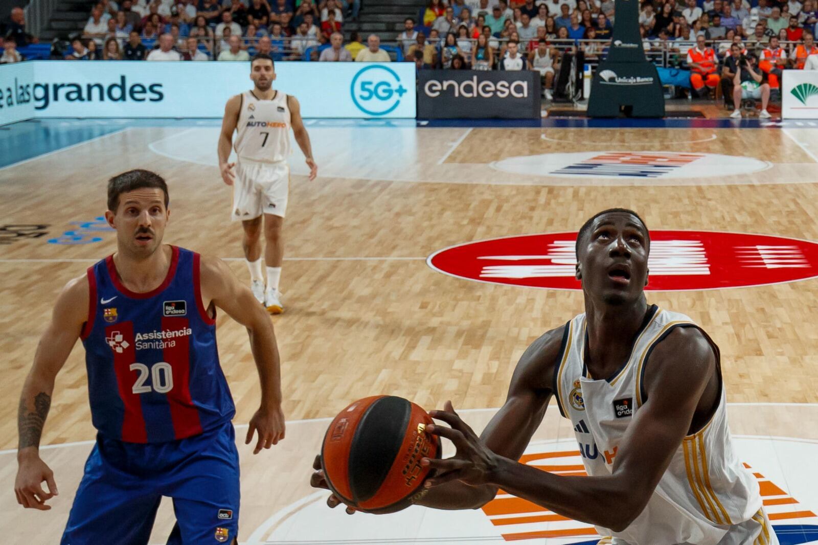 Ismaila Diagne, en un clásico español con Campazzo y Laprovittola. Se marcha a la NCAA 