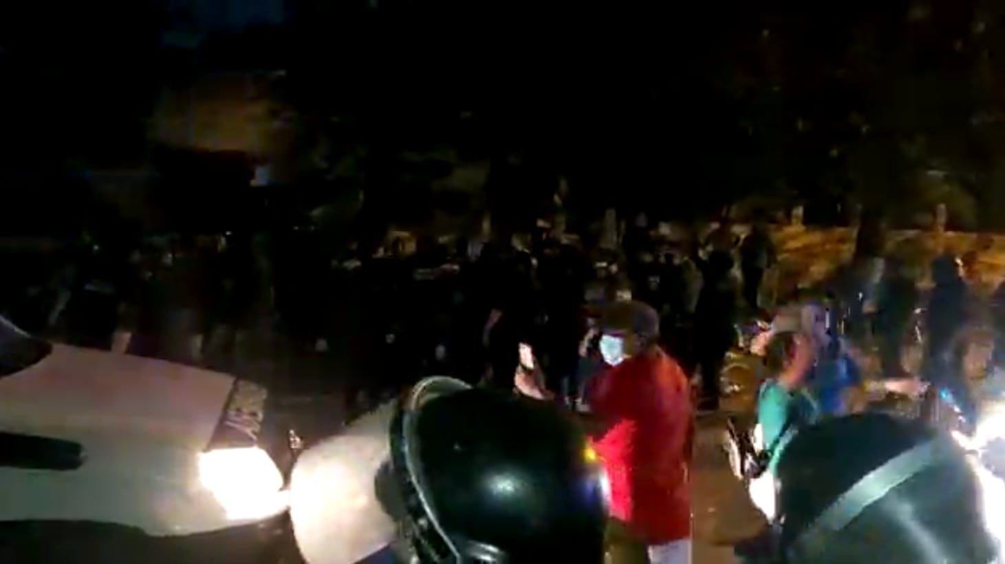 Vecinos se enfrentan a policias