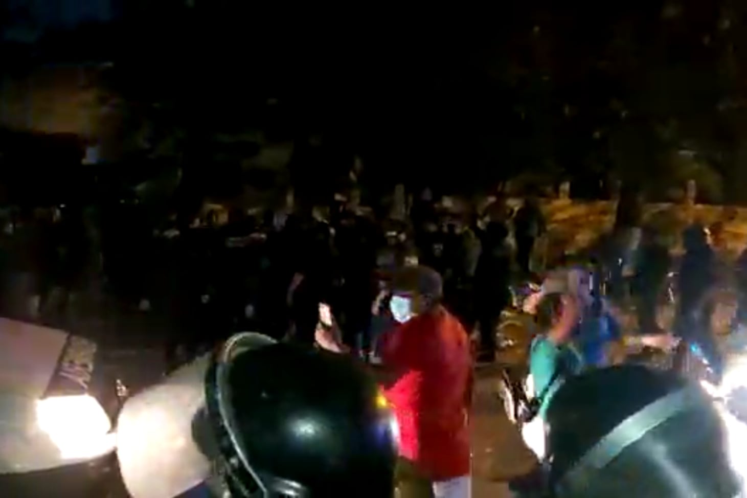 Vecinos se enfrentan a policias