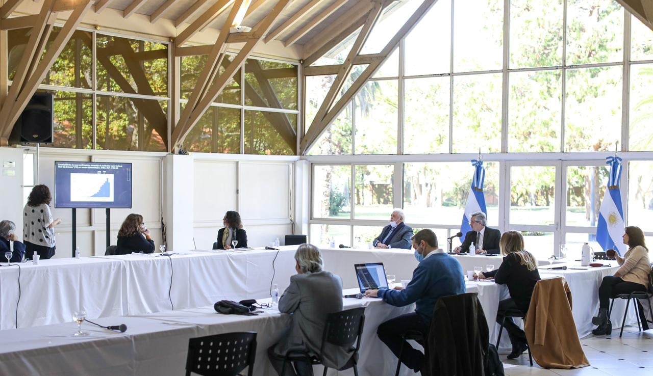 Alberto Fernández, junto al ministro González García y los infectólogos. 