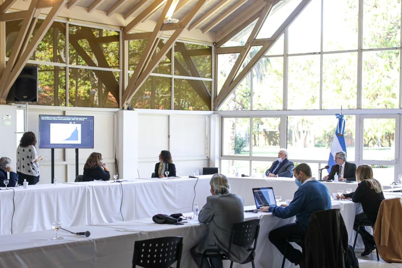 Alberto Fernández, junto al ministro González García y los infectólogos.