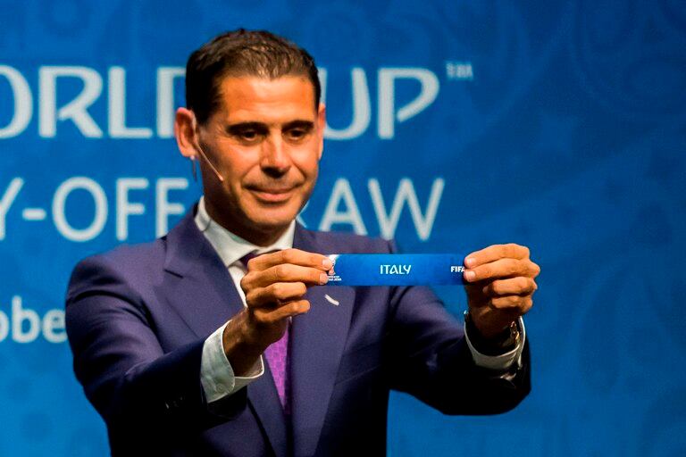 El español Hierro fue el encargado de sacar las bolillas en el sorteo del repechaje.