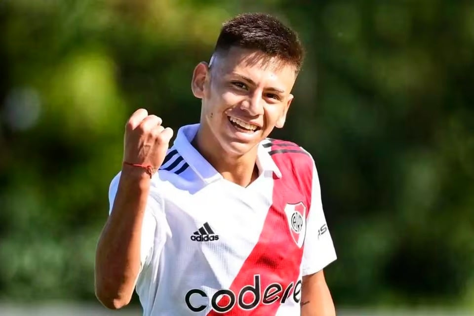 Claudio Echeverri jugó cinco partidos en la Primera de River