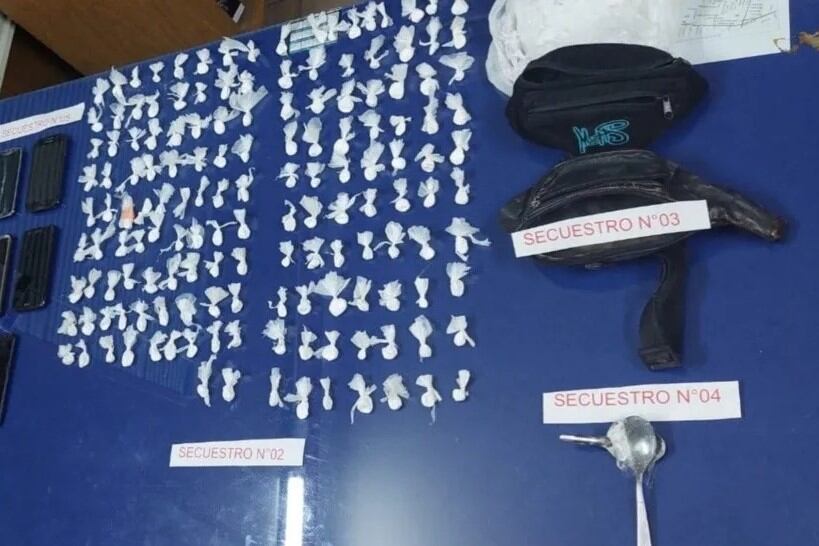 Al acusado se le secuestró una riñonera negra con al menos 150 recortes de nylon color blanco, con una sustancia que se determinó que era cocaína.