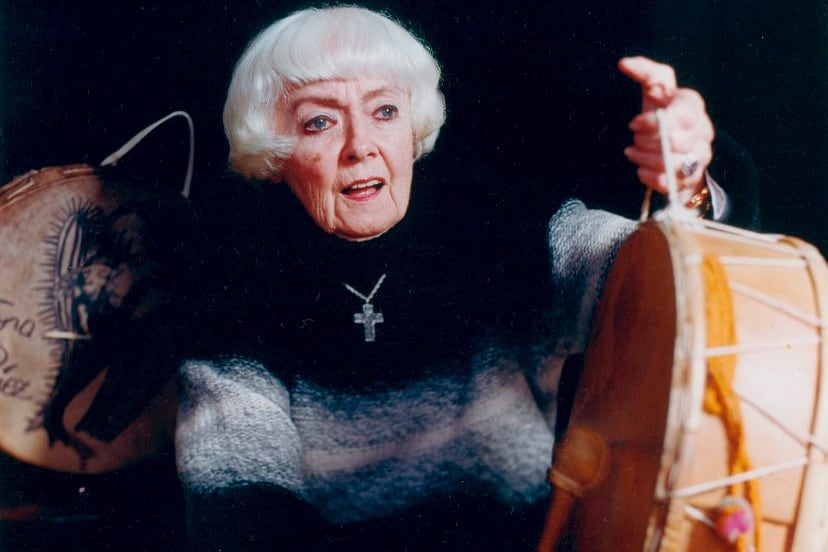 Leda fue letrista, musicóloga, cantora, poeta, recopiladora, escritora, compositora.