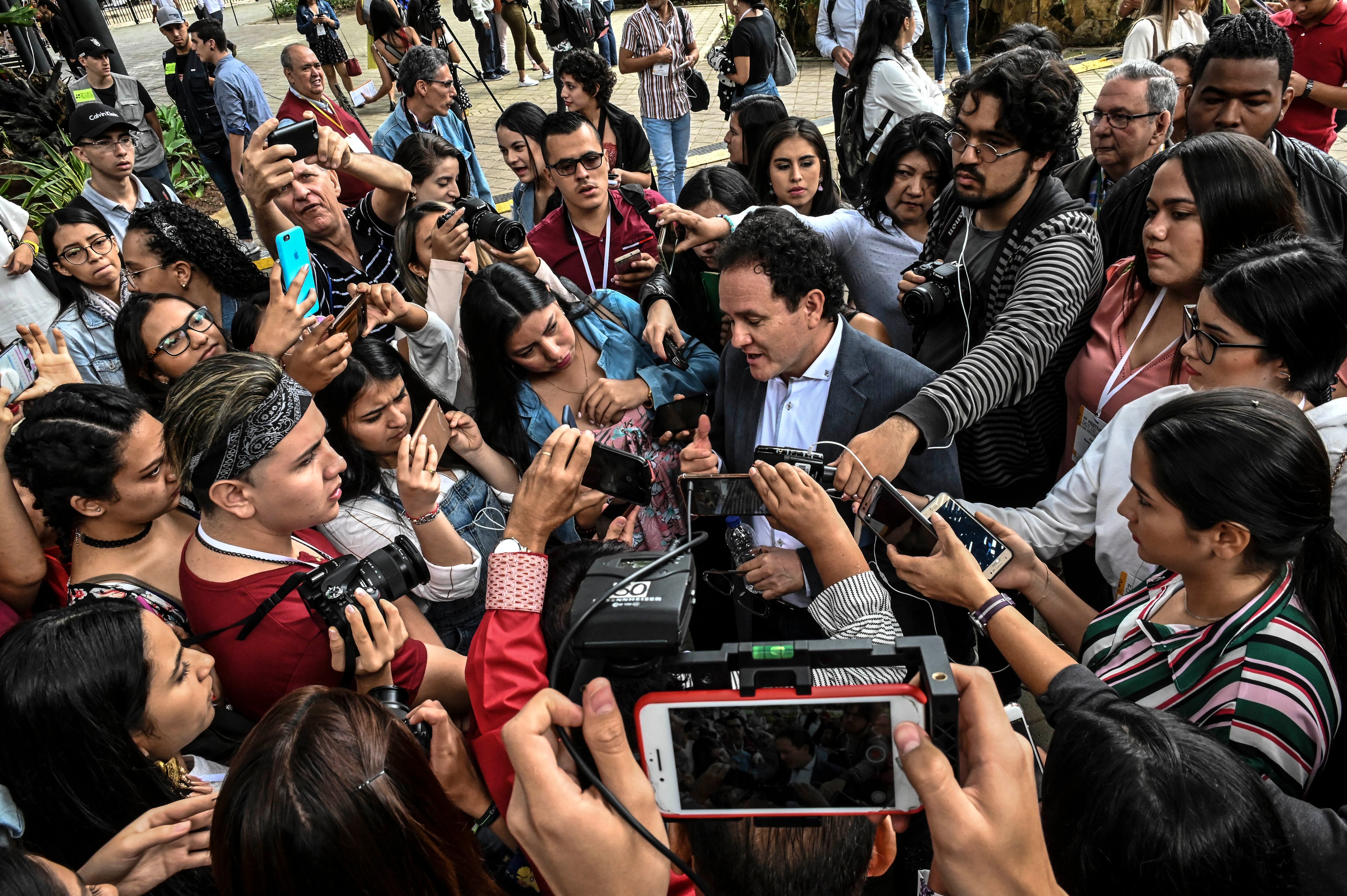 Tras la presentación todos quisieron hablar con Abad Colorado.