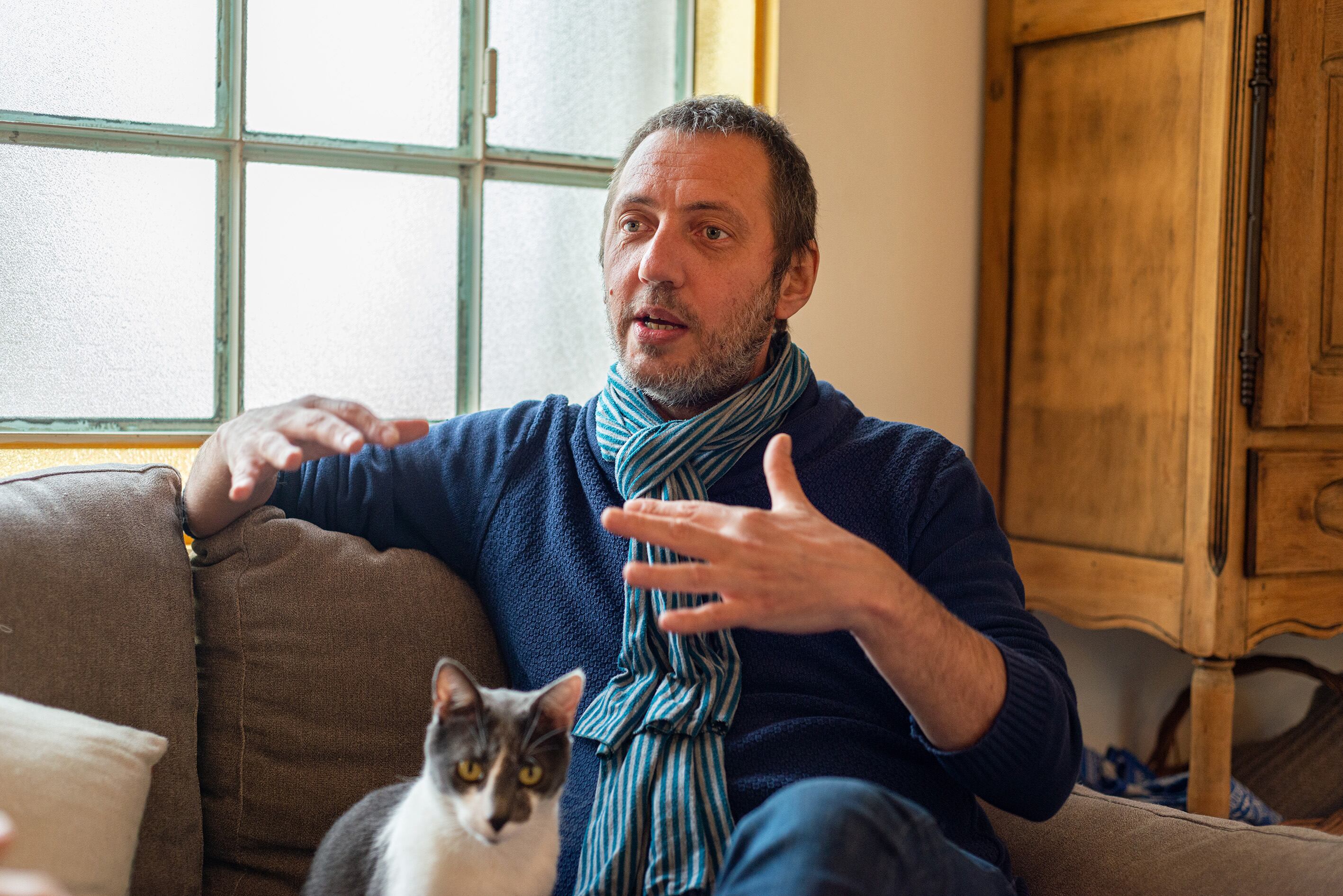 "La obra resuena porque hoy la traición está a flor de piel", afirma Andrés Binetti.