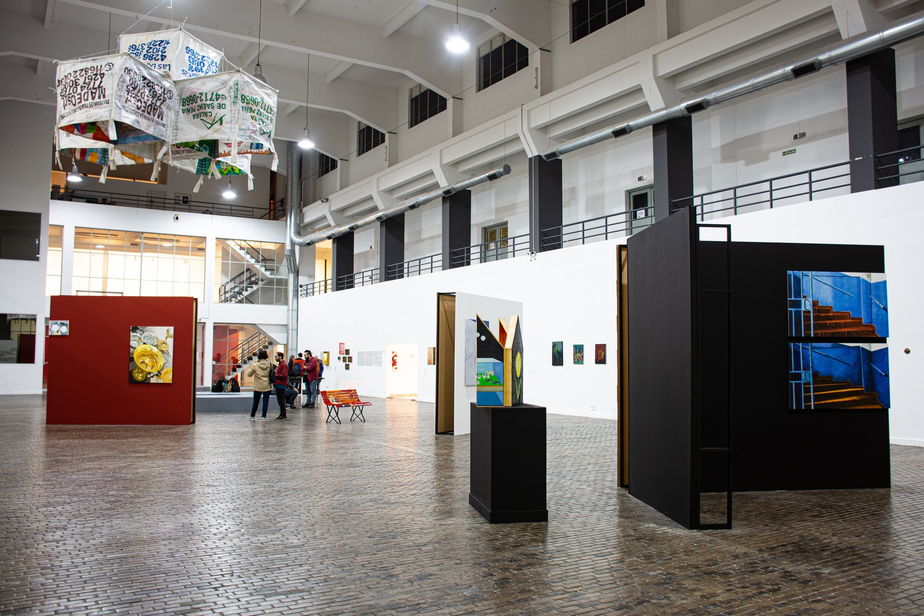 Vista parcial de la exposición en el Centro Cultural Haroldo Conti. Abajo: Obra de Emiliano Guerresi; más abajo: Obra de Favio Gutiérrez. Imágenes finales: Obras de Julián Medina; Alejandra Lapacó y Edith Chiapetto.