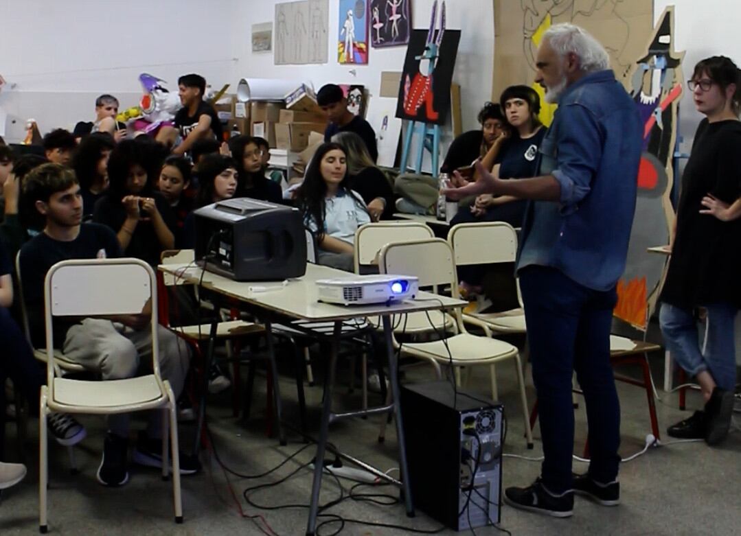 La propuesta articula los títulos que se exhiben con los contenidos que se están dando en el aula. 