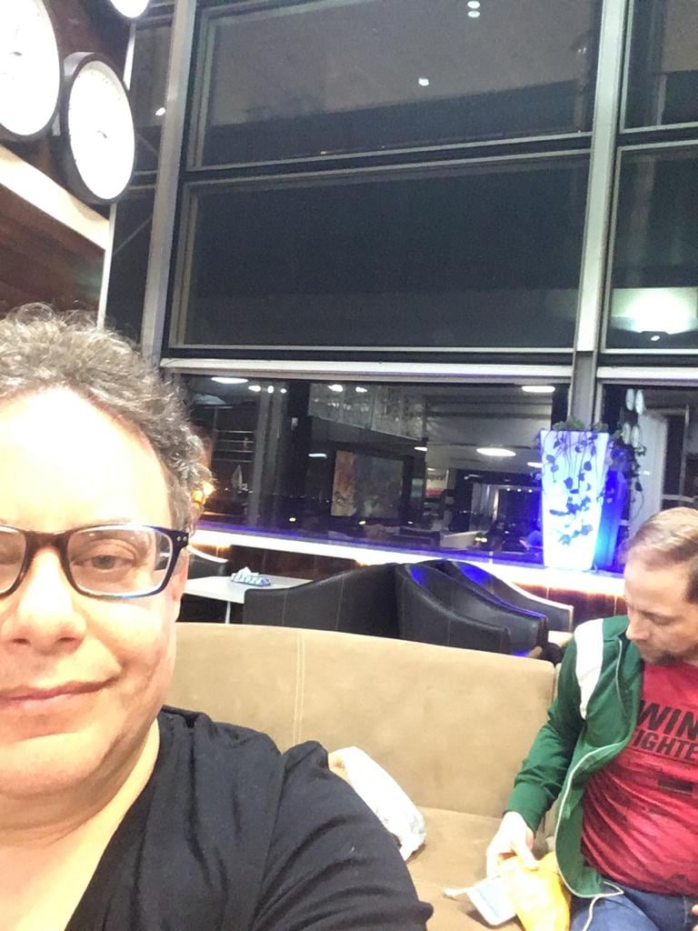 Selfie de Alejandro Modarelli demorado en el aeropuerto