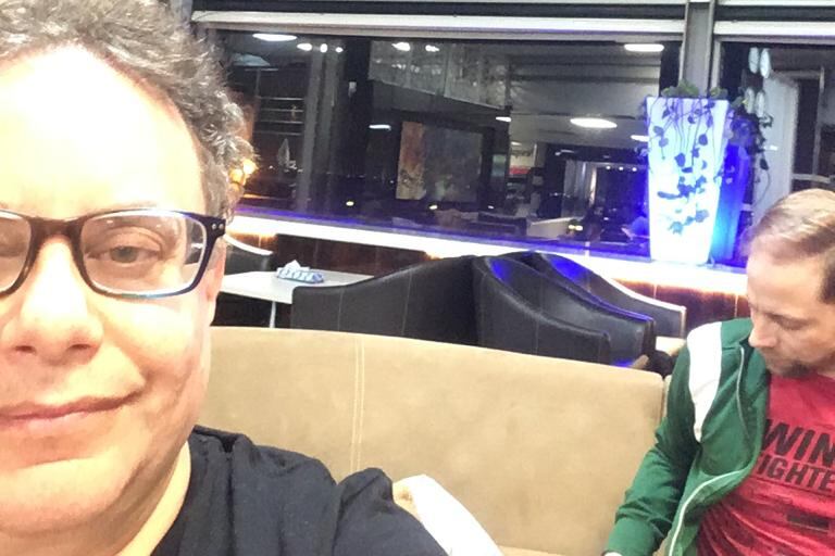 Selfie de Alejandro Modarelli demorado en el aeropuerto