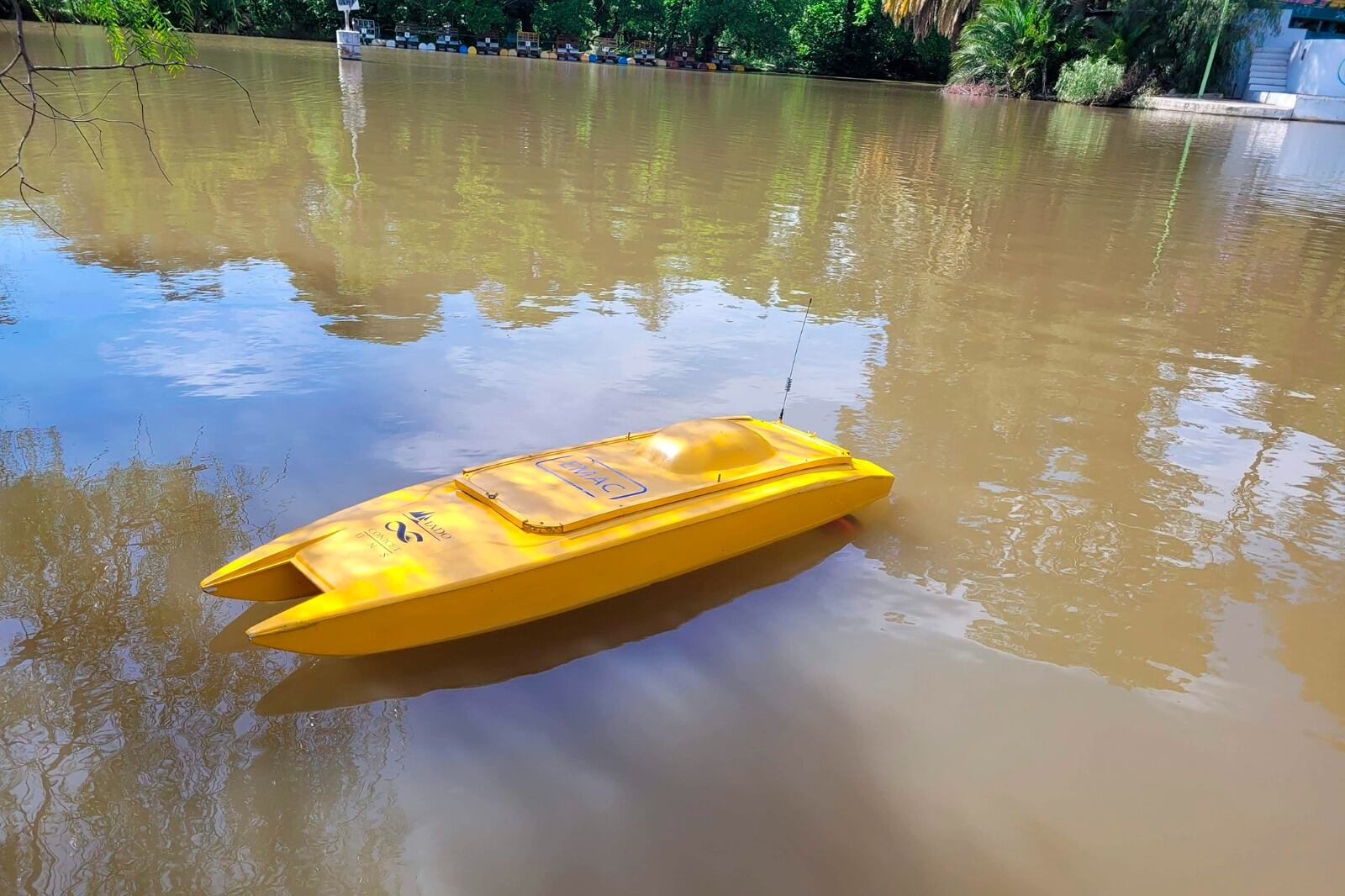 La nave es similar a un catamarán y está construida en fibra de vidrio.