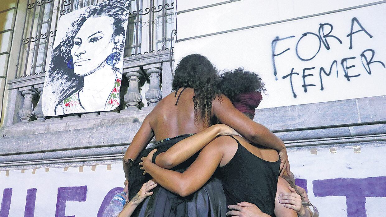 Una multitud despidió ayer a Marielle Franco y homenajes espontáneos como éste brotaron en las calles de Río de Janeiro.