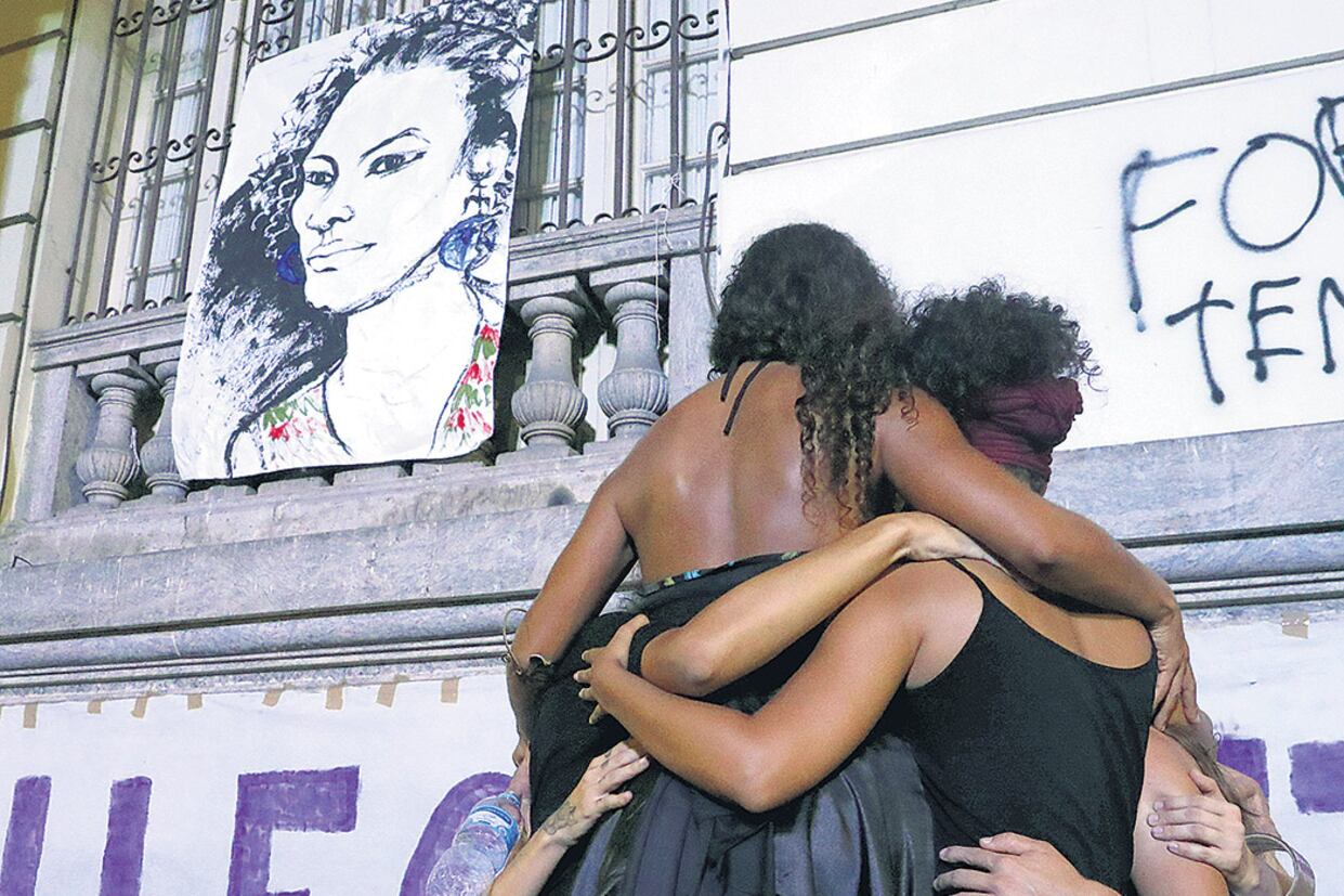 Una multitud despidió ayer a Marielle Franco y homenajes espontáneos como éste brotaron en las calles de Río de Janeiro.
