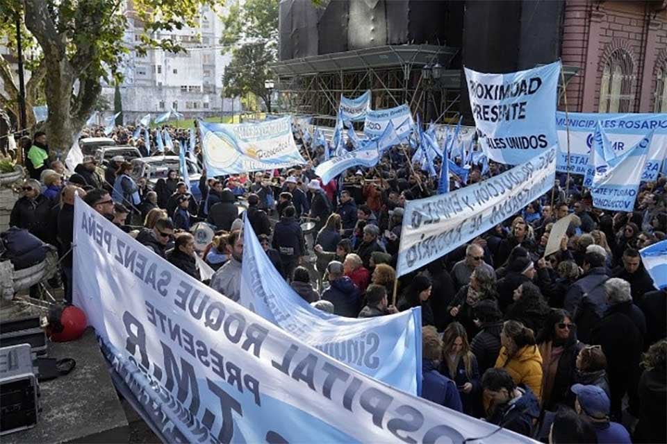 Los municipales volvieron a manifestarse el viernes frente al municipio.