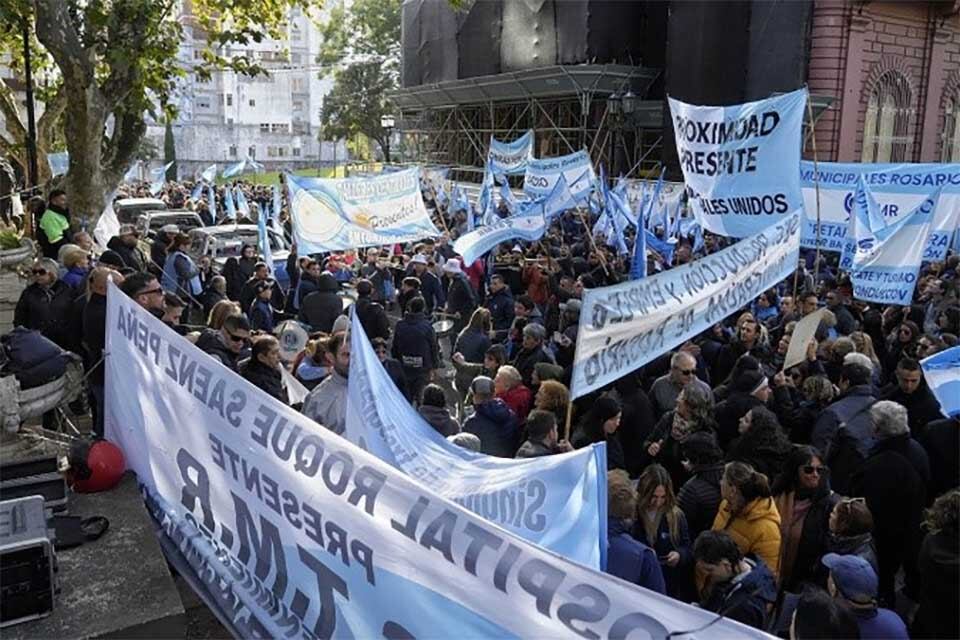 Los municipales volvieron a manifestarse el viernes frente al municipio.