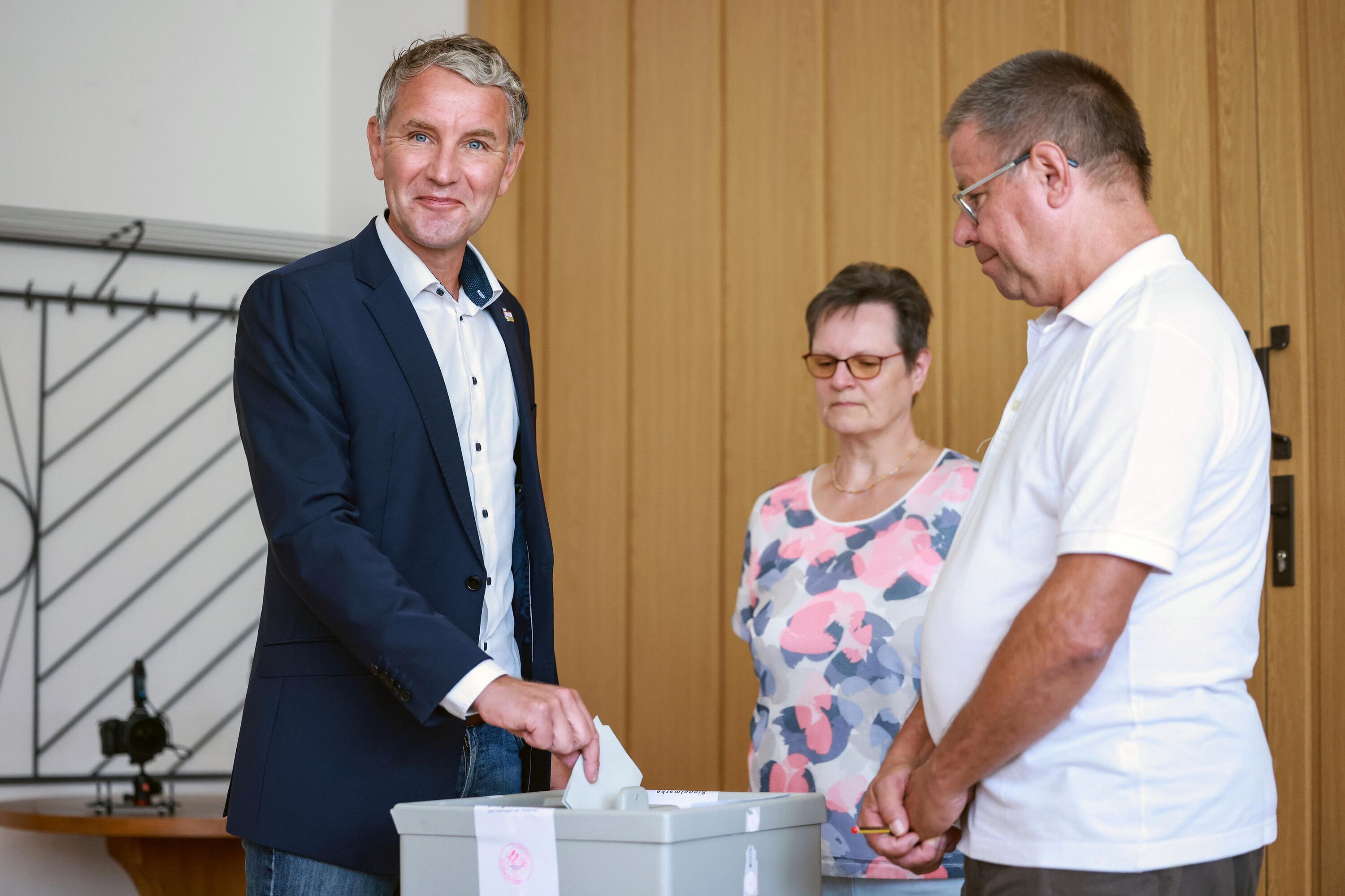 El candidato ultra Björn Höcke votó en Turingia.