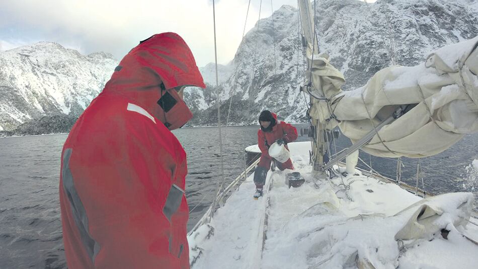 Descongelando la cubierta, frente a la Isla de los Estados.