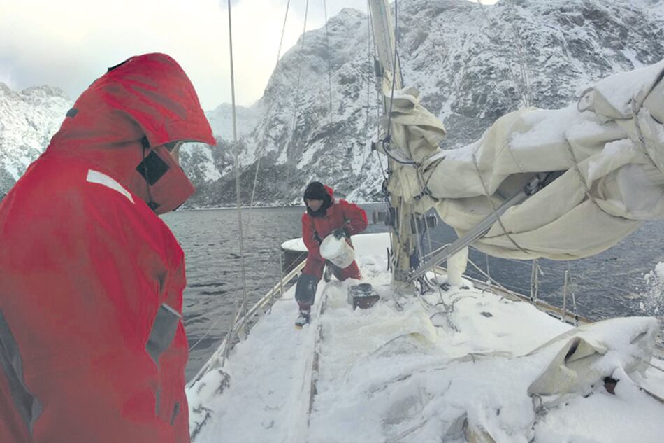 Descongelando la cubierta, frente a la Isla de los Estados.