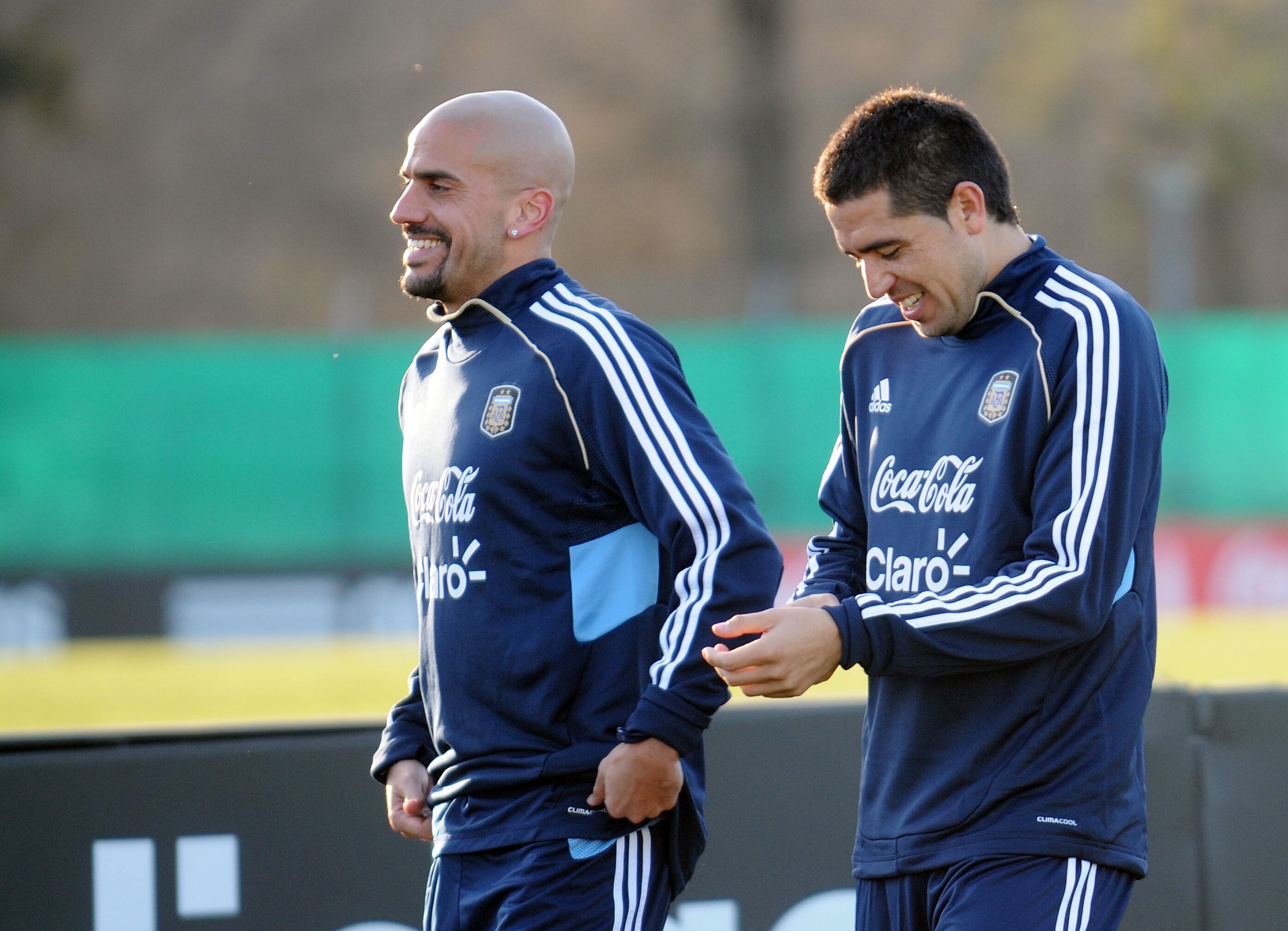 Verón y Riquelme, disfrutando juntos de su etapa en la Selección Argentina.