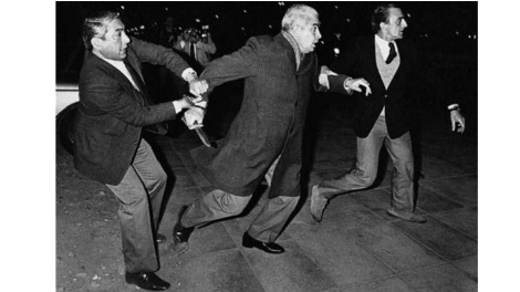 Menéndez, en 1984, cuando quiso atacar a quienes lo insultaban. La imagen dio la vuelta al mundo.