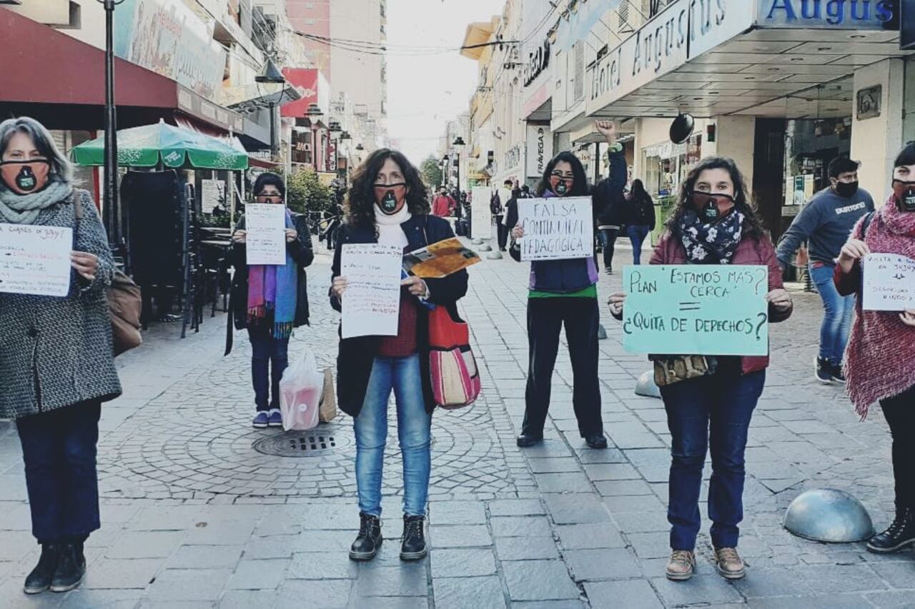 Mercedes y Claudia (primera y tercera de izquierda a derecha) en una intervención contra la vuelta a clases en el pico de contagios.