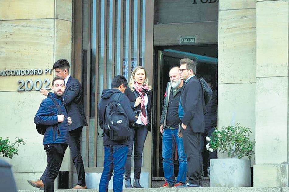 Sergio Maldonado junto a Myriam Bregman tras declarar ante el juez Daniel Rafecas.