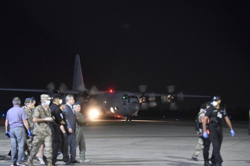 Llega un Hércules de la Fuerza Aérea a Palomar, con argentinos varados en Perú.