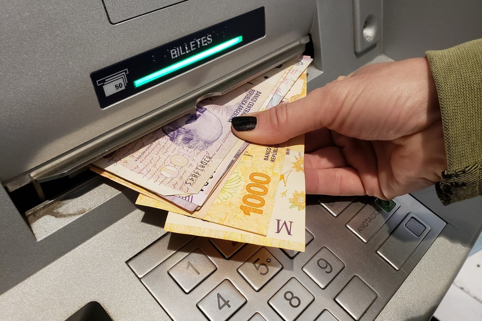 La exención del medio aguinaldo del impuesto a las Ganancias regirá para los salarios o haberes brutos de hasta 880.000 pesos.