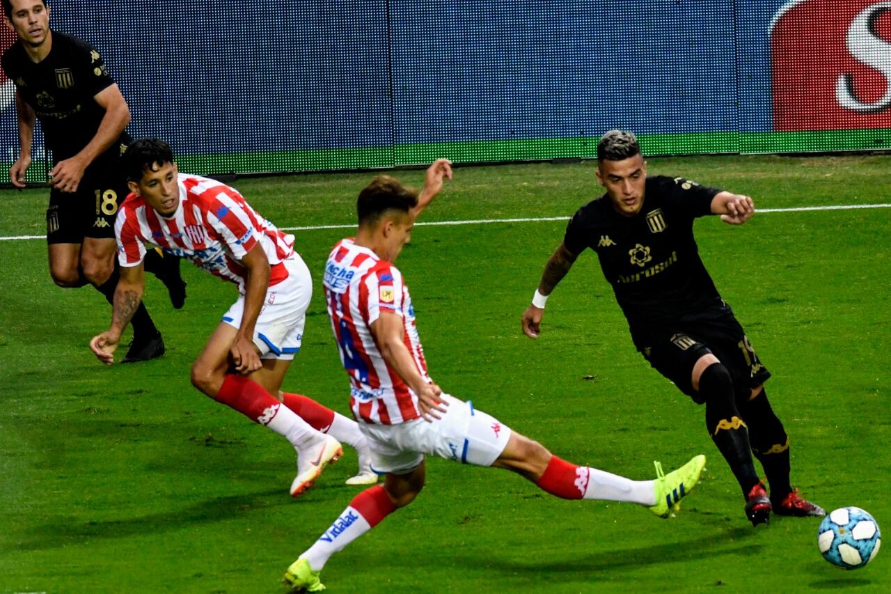 Miranda y Solari de Racing y Leyes de Unión, jugadores que la ligan.