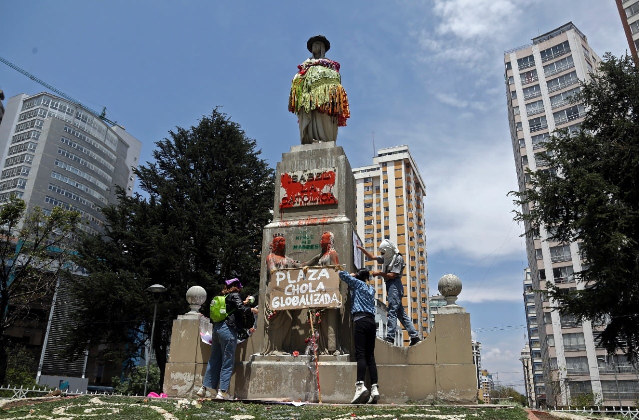 Las activistas vistieron de chola a la estatua de la reina española Isabel la Católica.