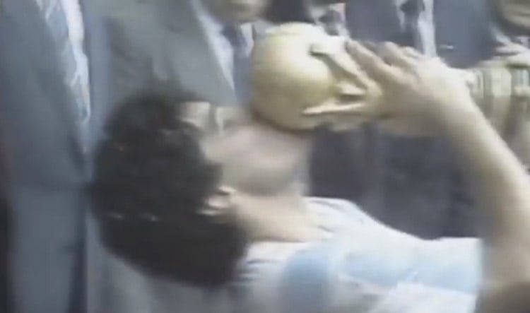 Maradona besa la Copa del Mundo en 1986: un momento que rescata la AFA en su video.