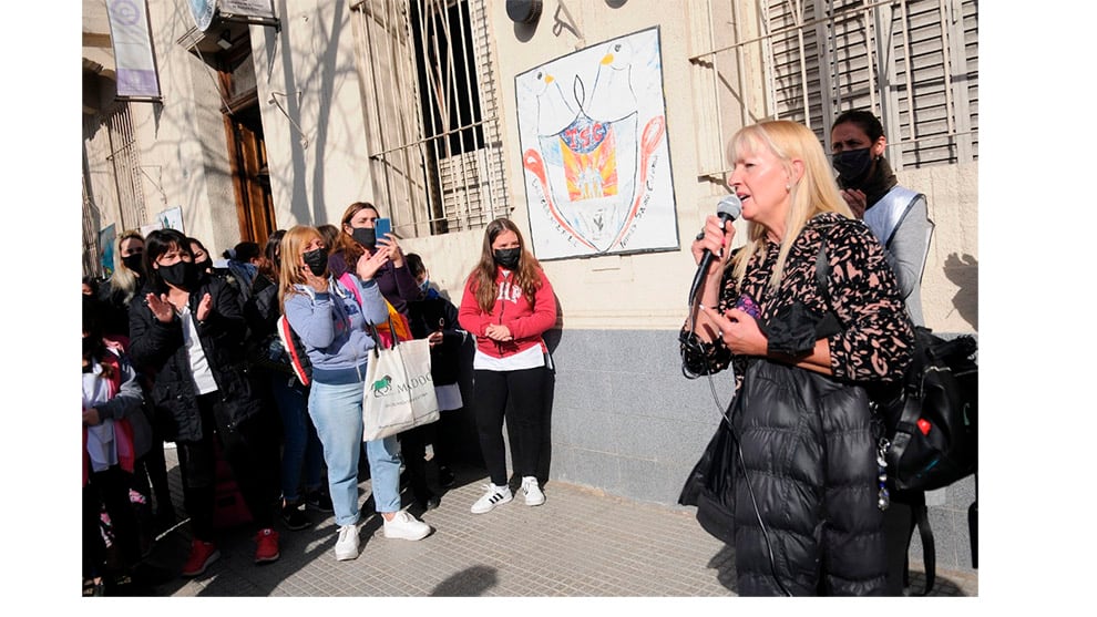 En el abrazo de repudio a la designación de Albonico, que contó con el apoyo de Ademys y de UTE-CTERA, participaron docentes y alumnos de la escuela.