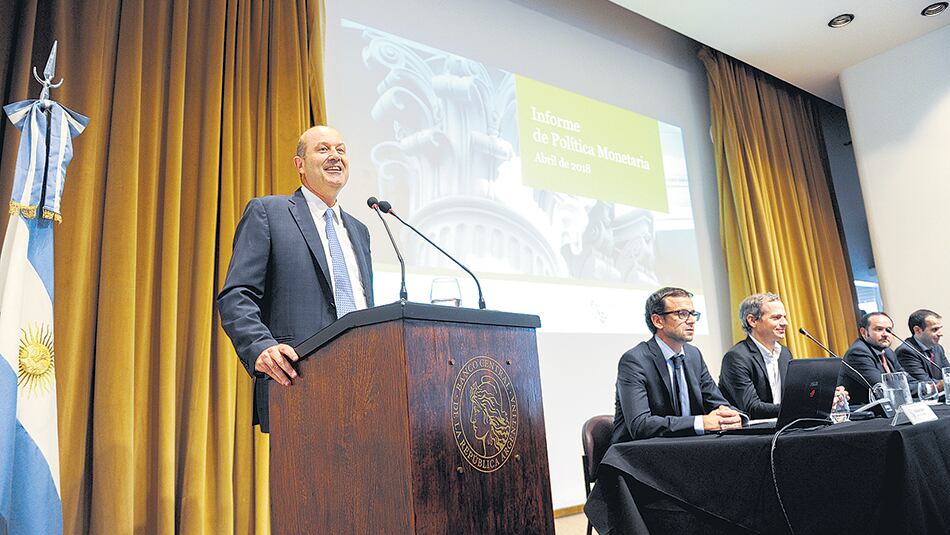 “Hubo shocks bastante importantes como haber concentrado los aumentos de precios regulados en cuatro meses”, apuntó Sturzenegger al Ejecutivo.