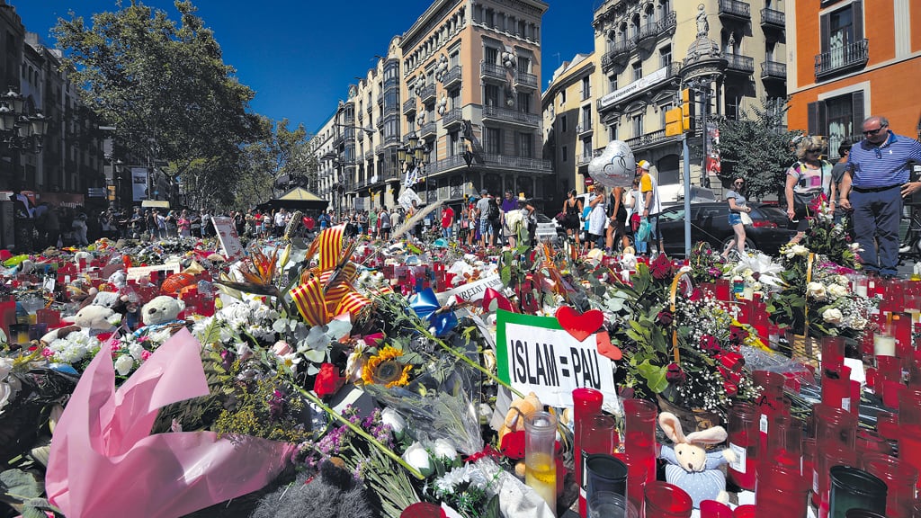 Flores y velas como tributos a las víctimas del doble atentado en La Rambla de Barcelona.