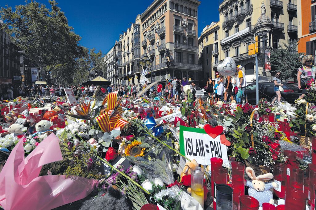 Flores y velas como tributos a las víctimas del doble atentado en La Rambla de Barcelona.
