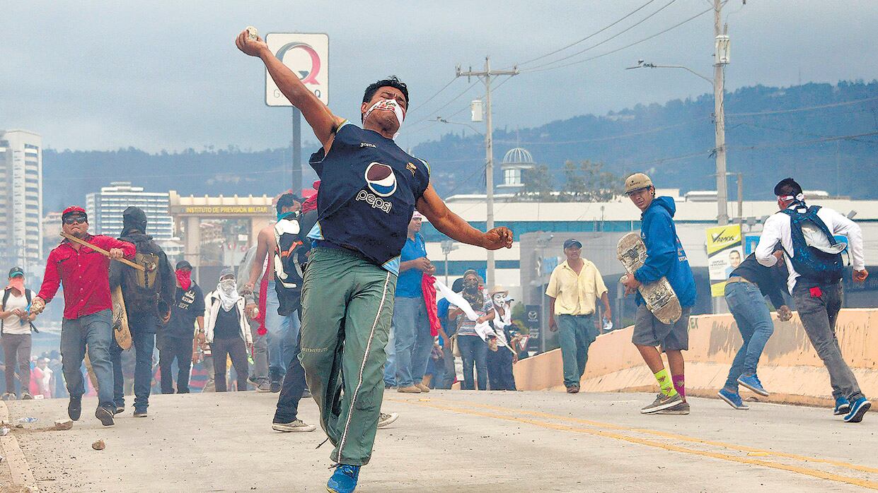 La policía usó gases lacrimógenos para reprimir una protesta de seguidores de Nasralla.
