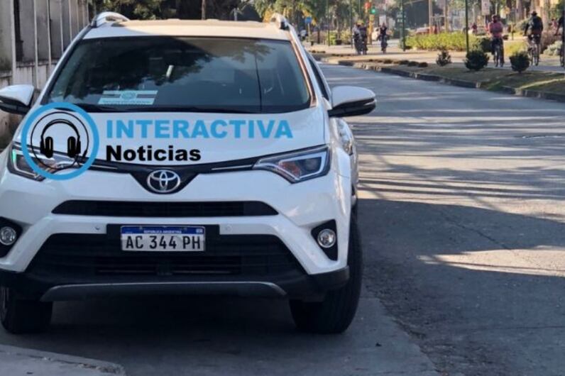 Fotografía del auto mal estacionado que tenía el cartel. Imagen: Interactiva noticias
