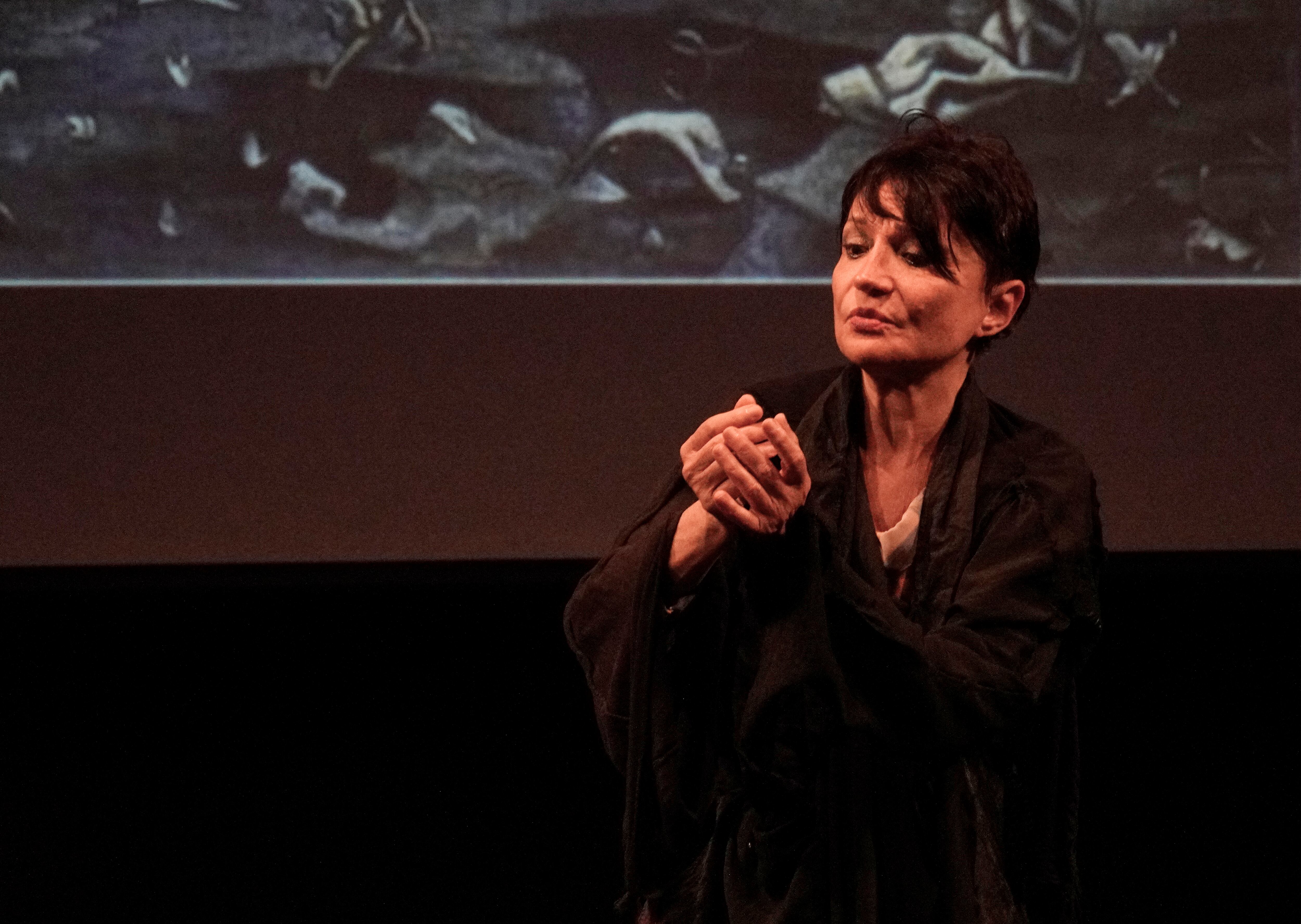 Cecilia Hopkins encarna tanto a la Maruja Mallo joven como a la mayor.