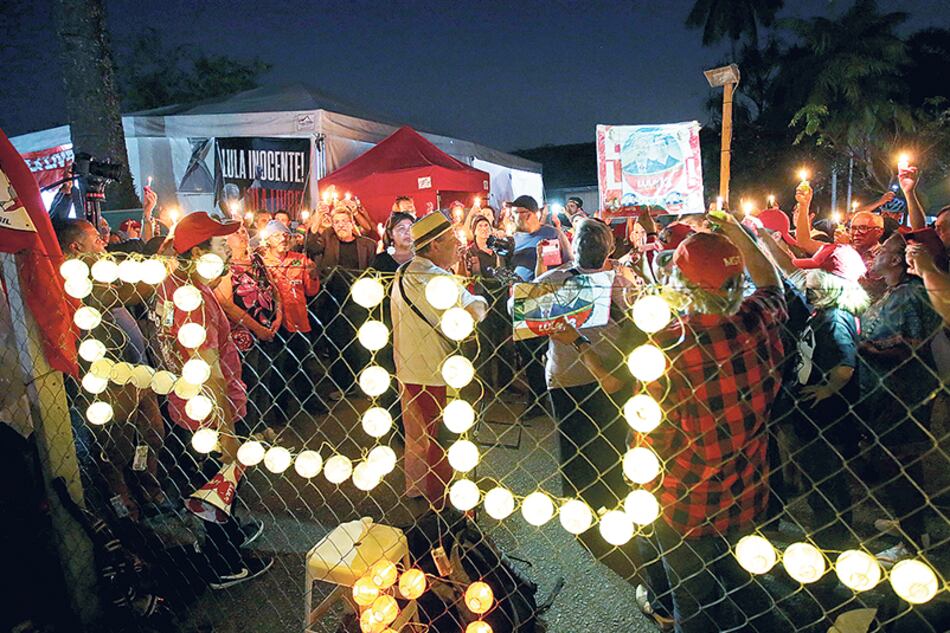 Seguidores de Lula participaron de una vigilia afuera de la cárcel de Curitiba.