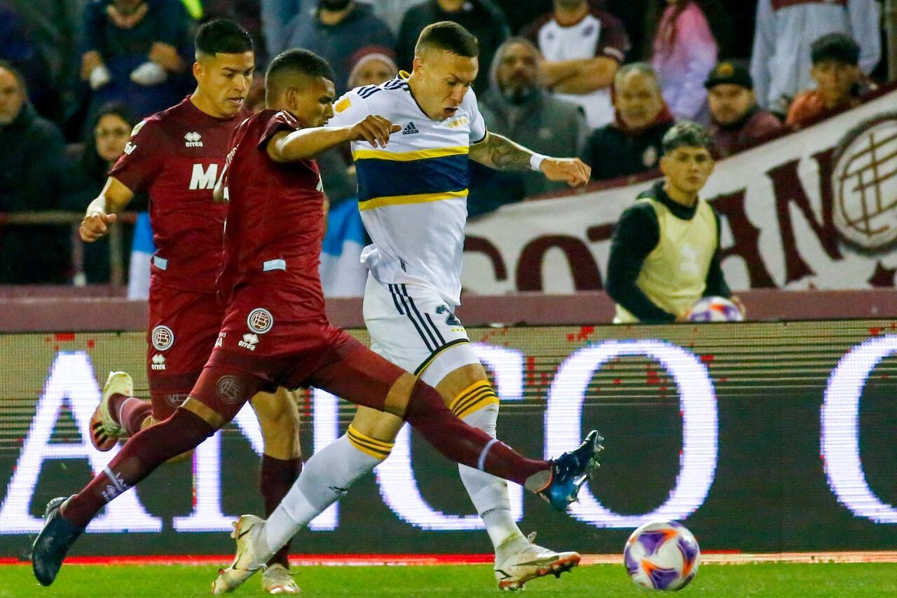 Briasco encara con la pelota y Aguirre intenta cortar