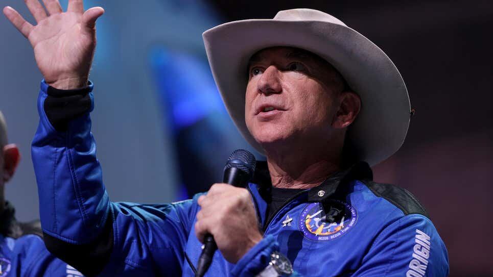 Jeff Bezos y su ridículo pero inquietante viaje al espacio.