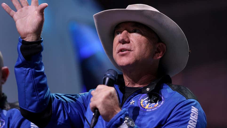 Jeff Bezos y su ridículo pero inquietante viaje al espacio.