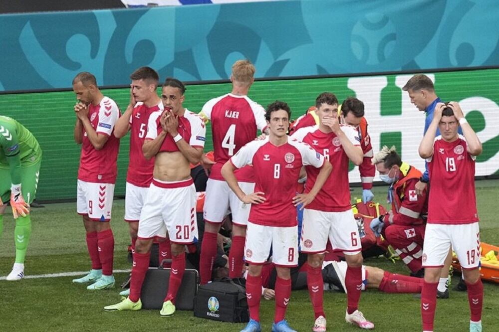Los jugadores daneses tuvieron que volver a la cancha después del ataque de Eriksen