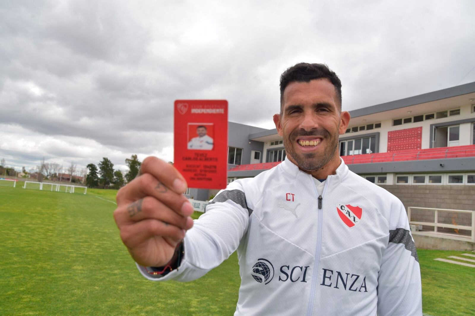 Tevez muestra su carnet de socio del club