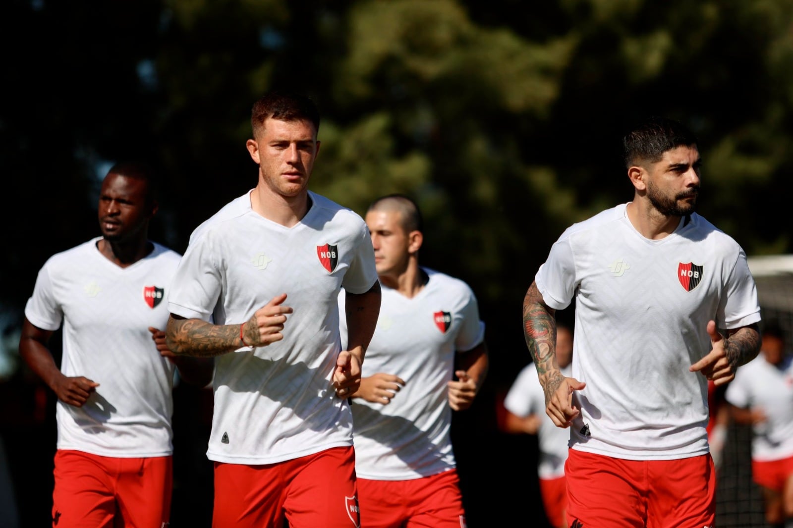 Newell's rompió el chanchito, pero no con Banega (derecha) sino con el uruguayo Ramírez (izquierda)