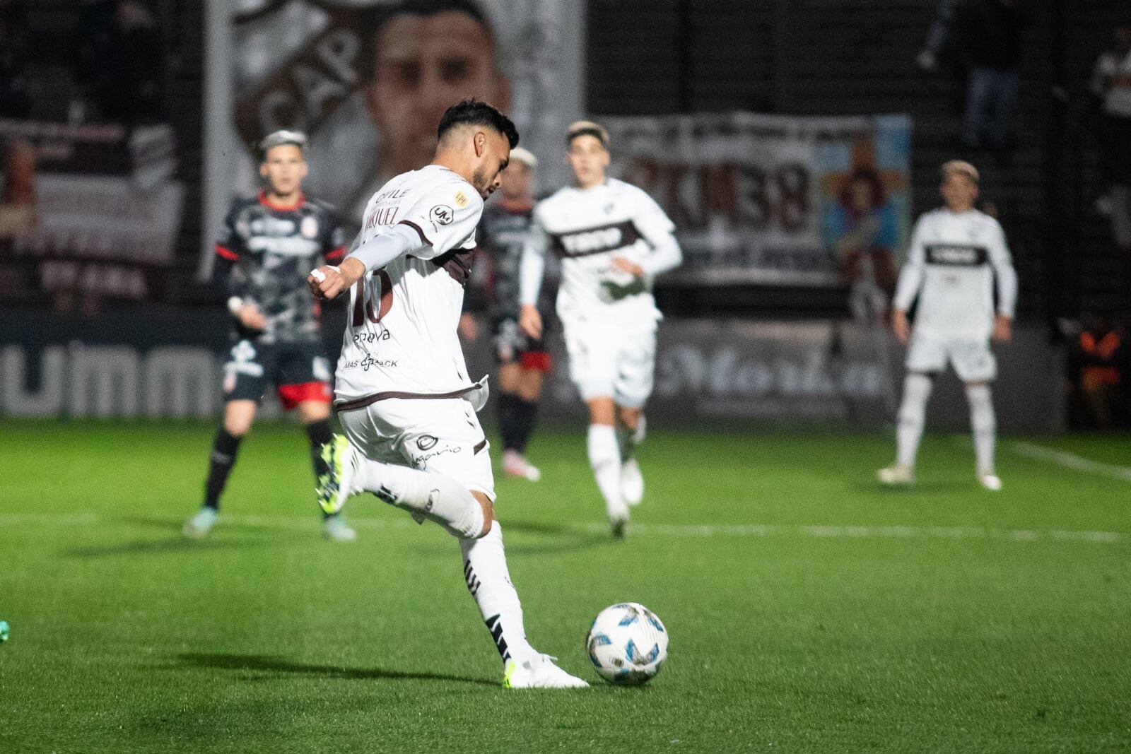 Platense no pudo con Barracas en un duelo con polémica