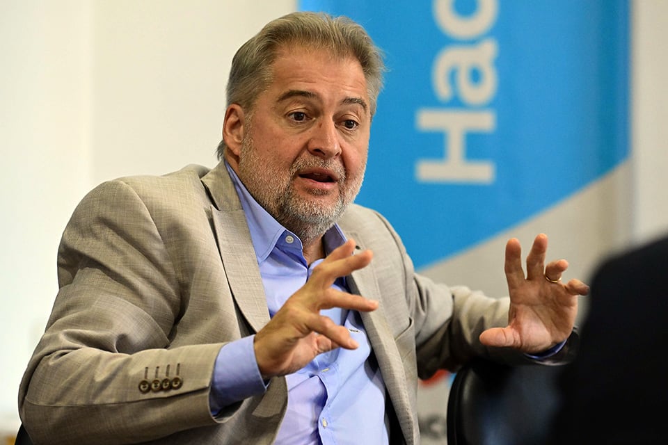 Mirabella nació en Rafaela en 1966. Es diputado nacional.